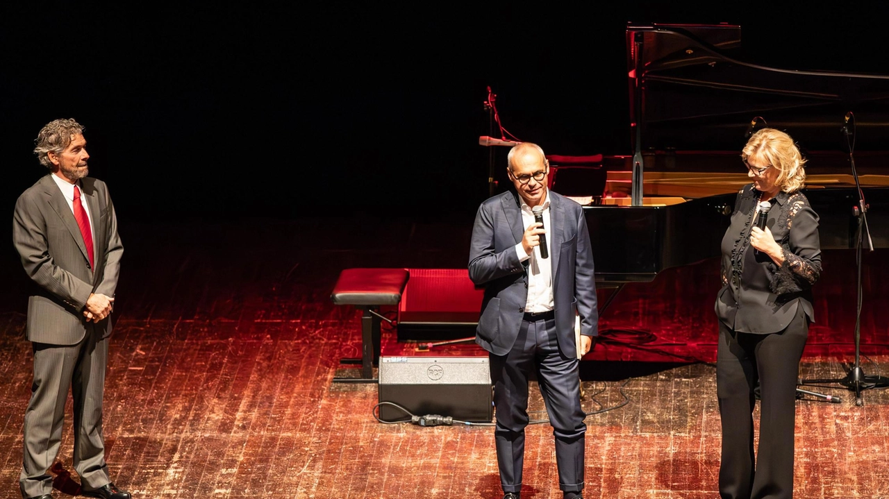 Da sinistra, il presentatore Marco Giovannetti. , il presidente Nicola Luigi Giorgi e la direttrice Barbara Ciabatti