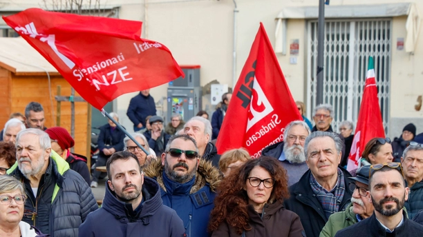 Un momento della manifestazione di ieri pomeriggio per la riapertura a Campi della Casa di comunità, dopo la chiusura del presidio Asl causata dall’alluvione del 2023