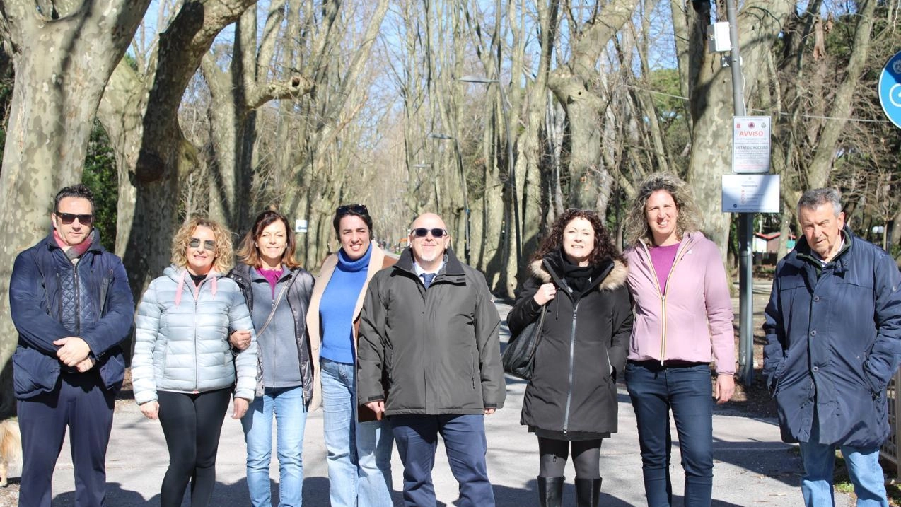 I componenti dell’associazione «Pineta insieme», che raccoglie i titolari delle attività commerciali, che si trovano all’interno del parco