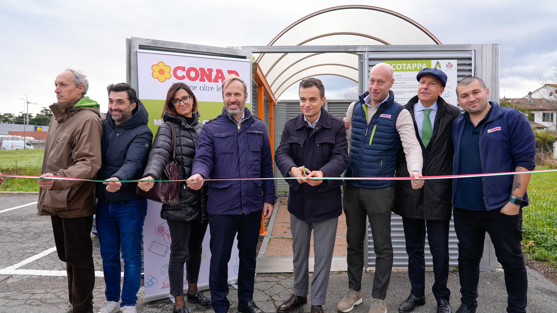 Pistoia, inaugurate le ecotappe di Alia in due negozi Conad: ecco quali rifiuti si possono portare