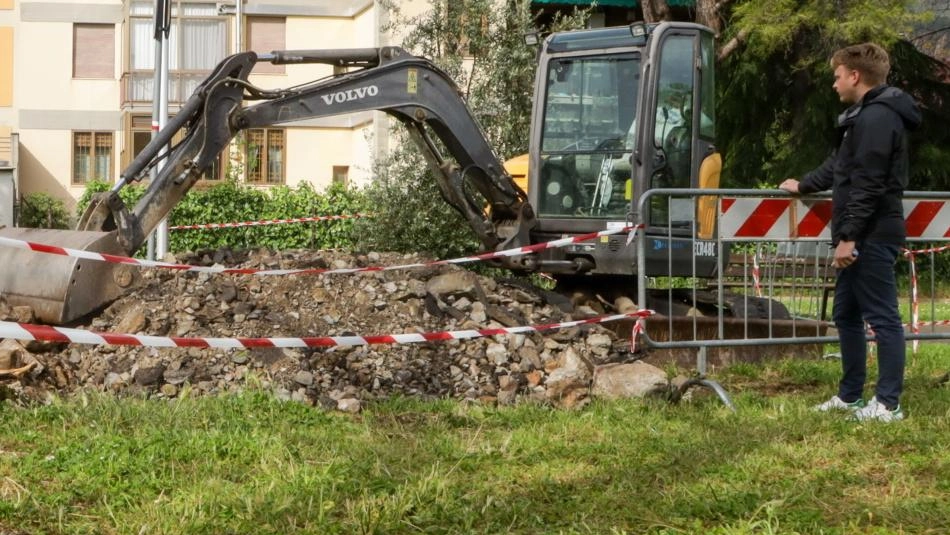 Il Comune di Figline e Incisa avvia lavori di recupero e restyling del giardino di via Piave, con manutenzione delle panchine, giochi e aggiunta di nuove strutture. Chiusura temporanea per due settimane per garantire la sicurezza. Priorità al verde pubblico.