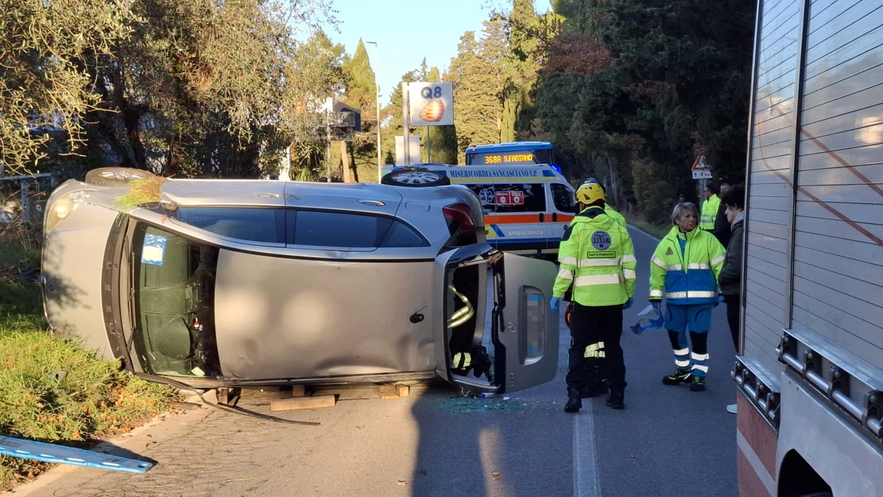 MERCATALE INCIDENTE AUTO RIBALTATA IN VIA GREVIGIANA SUL POSTO INTERVENTO DEI VIGILI DEL FUOCO