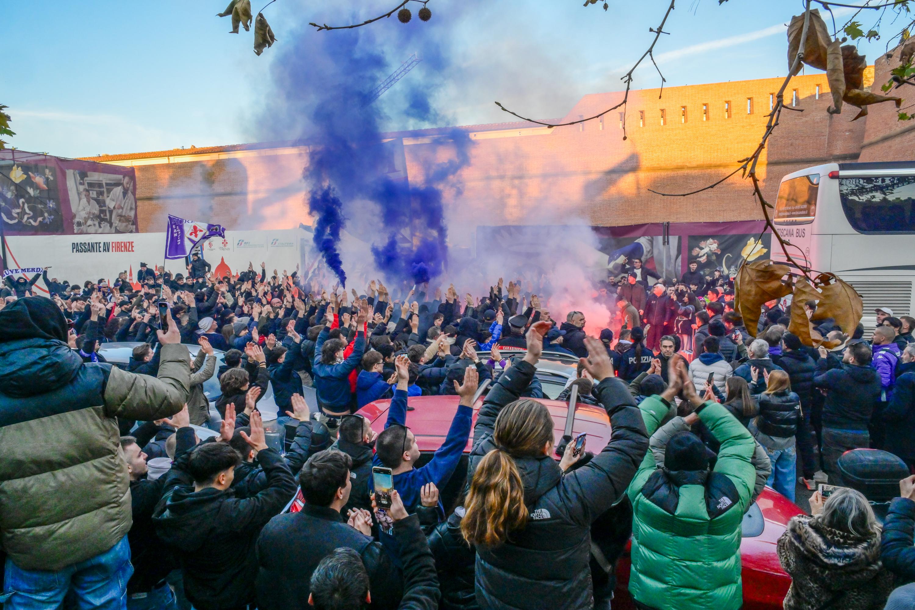 Juve Fiorentina, la carica dei tifosi viola alla partenza della squadra: “Non sarà mai una partita come le altre”