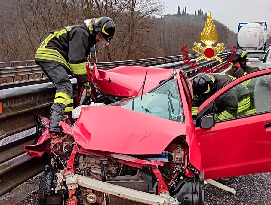 Scontro auto-camion sulla Siena-Bettolle, grave un 51enne