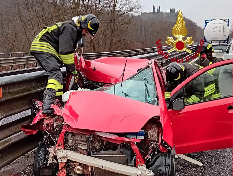 Scontro auto-camion sulla Siena-Bettolle, grave una donna di 74 anni