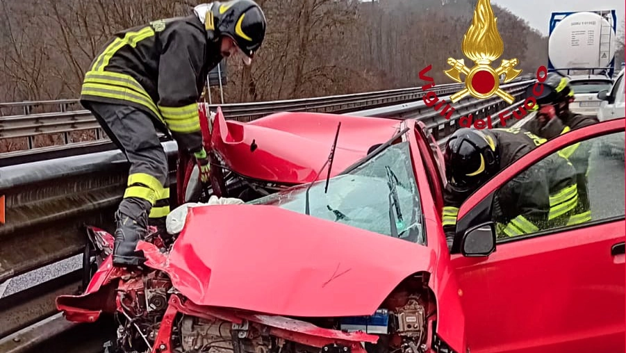 L'auto devastata nell'incidente