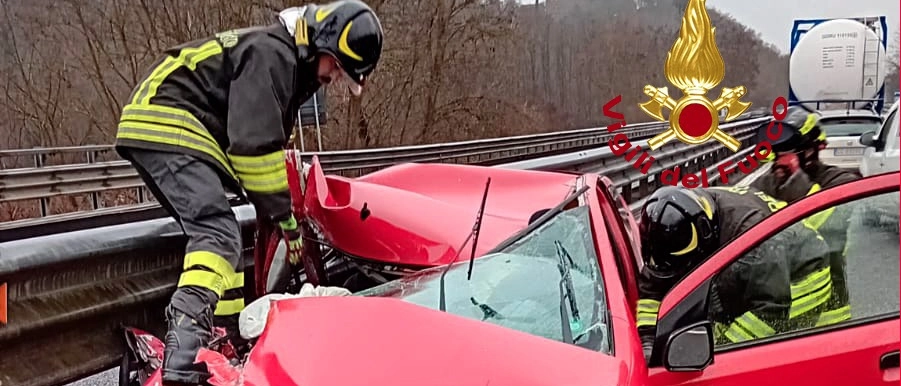 Scontro auto-camion sulla Siena-Bettolle, grave un 51enne