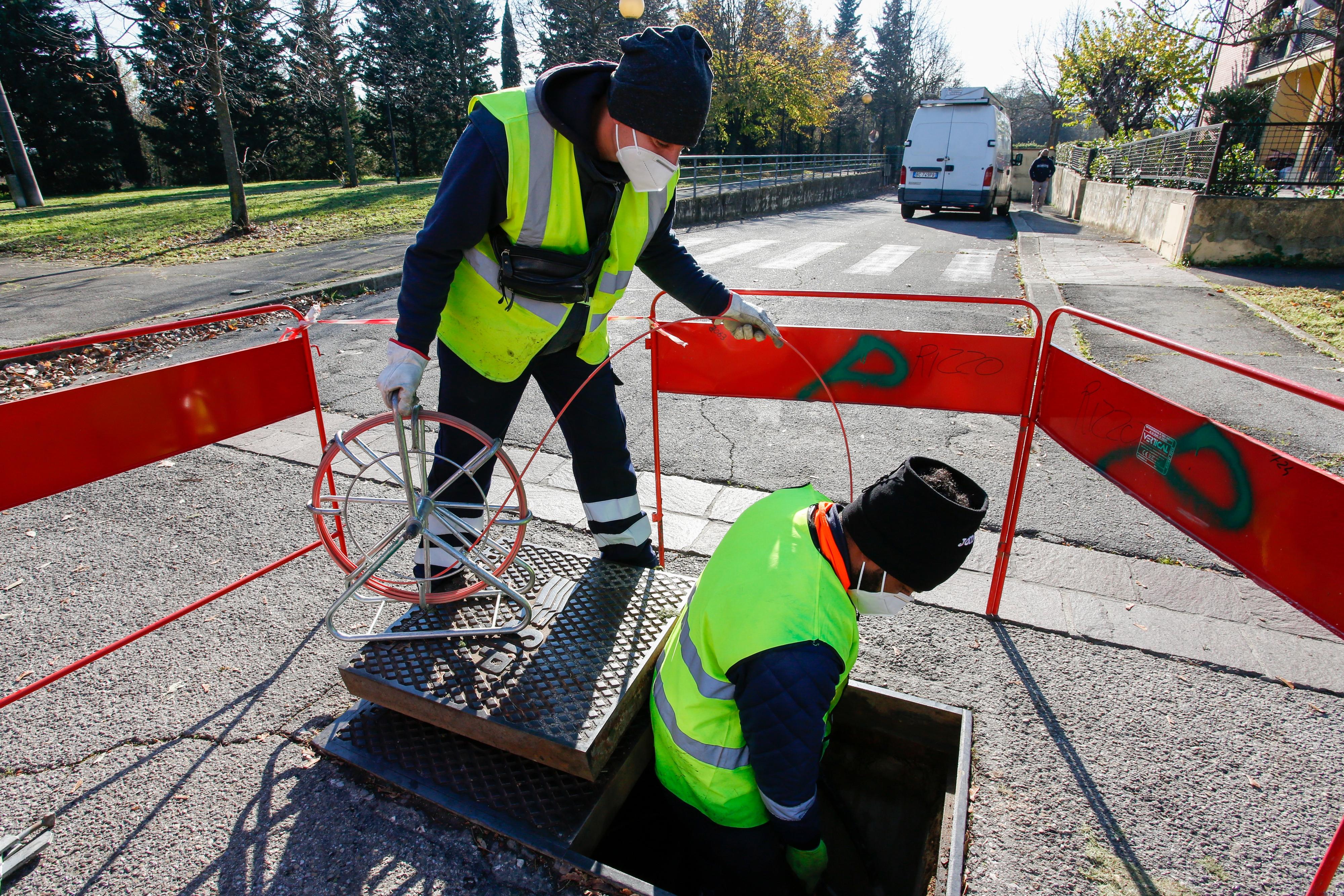 Il Comune ferma la fibra, troppi danni alle strade “Subito le riparazioni”