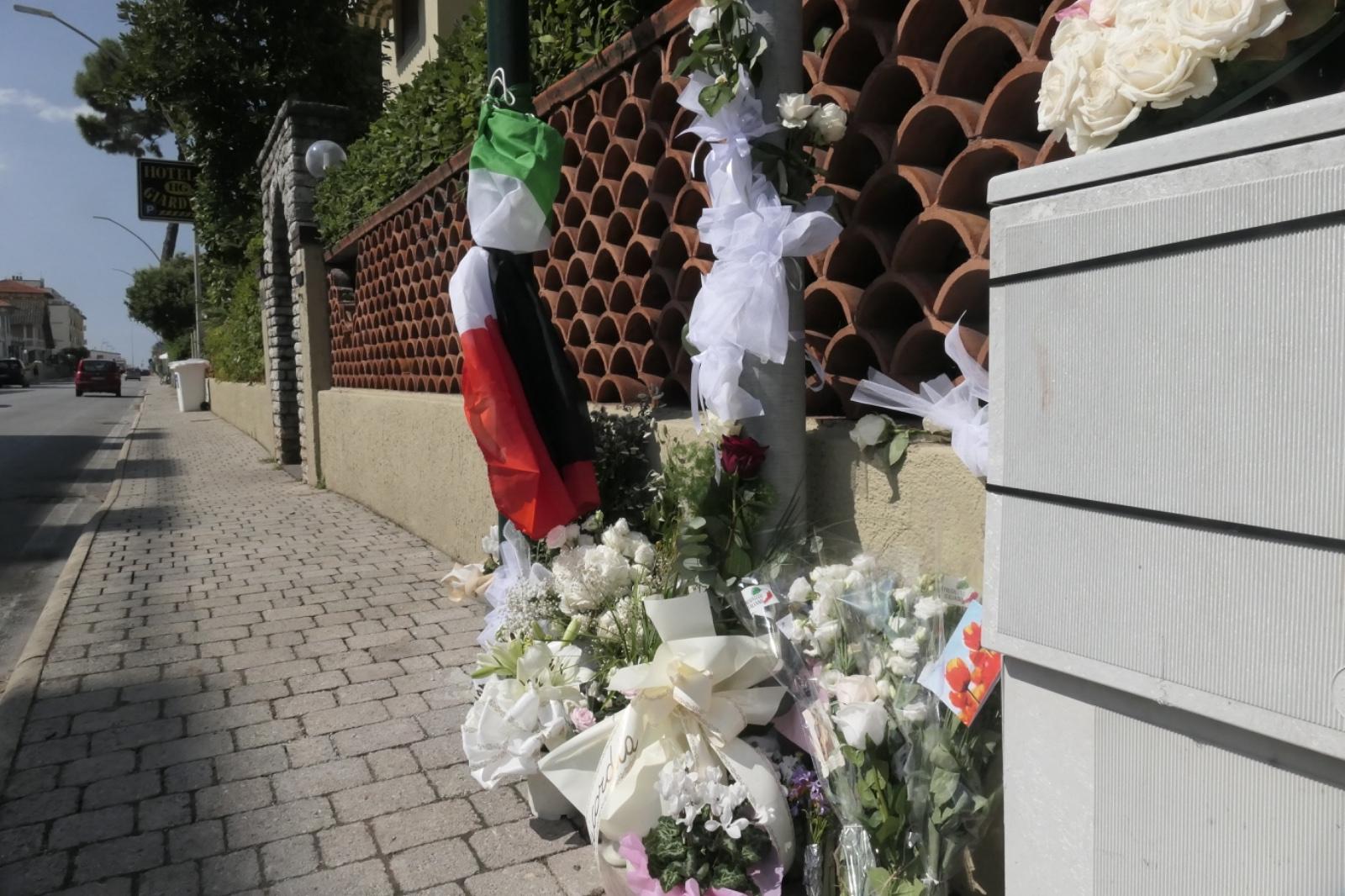 https://www.lanazione.it/image-service/view/acePublic/alias/contentid/OTk5MDg1MWUtMjAyMi00/0/incidente-lido-bandiera-italiana-a-lutto-sul-luogo-ragazzi-morti.jpeg