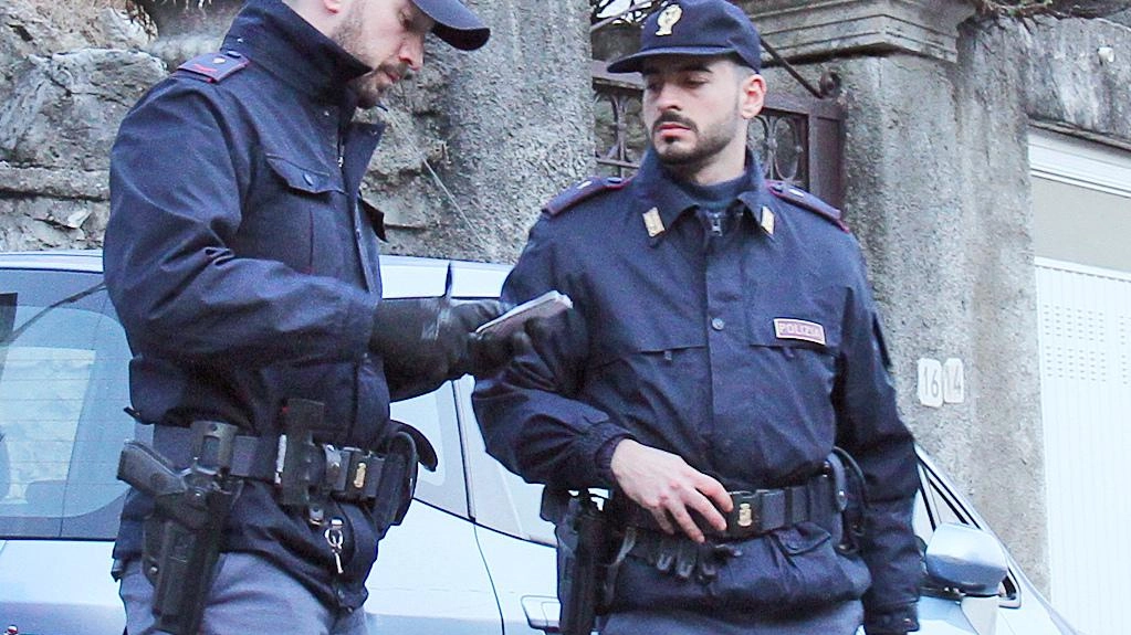 Il 68enne ieri è comparso davanti al gip. Convalidato l’arresto in carcere. Una delle vittime è minorenne, l’altra ha 30 anni. Le indagini proseguono.