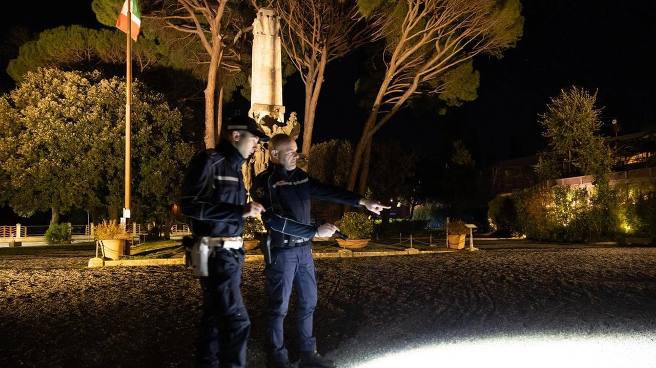 I controlli della Municipale nel parco dietro viale Verdi, in via della Torretta