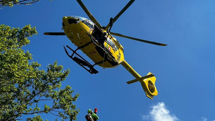 Bambino di 7 anni cade dalla finestra. È gravissimo, ricoverato in ospedale. L’incidente in centro a Massa Martana