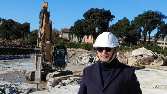 Il sindaco Francesco Persiani nel cantiere della piscina comunale aperto a novembre