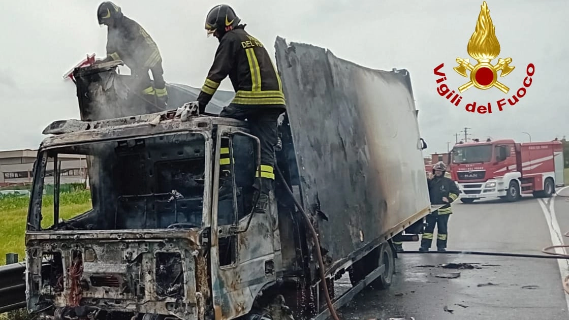 Il camion completamente distrutto dopo il rogo spento dai vigili del fuoco