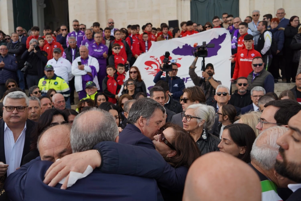 Renzi e l'abbraccio ai familiari di Joe Barone