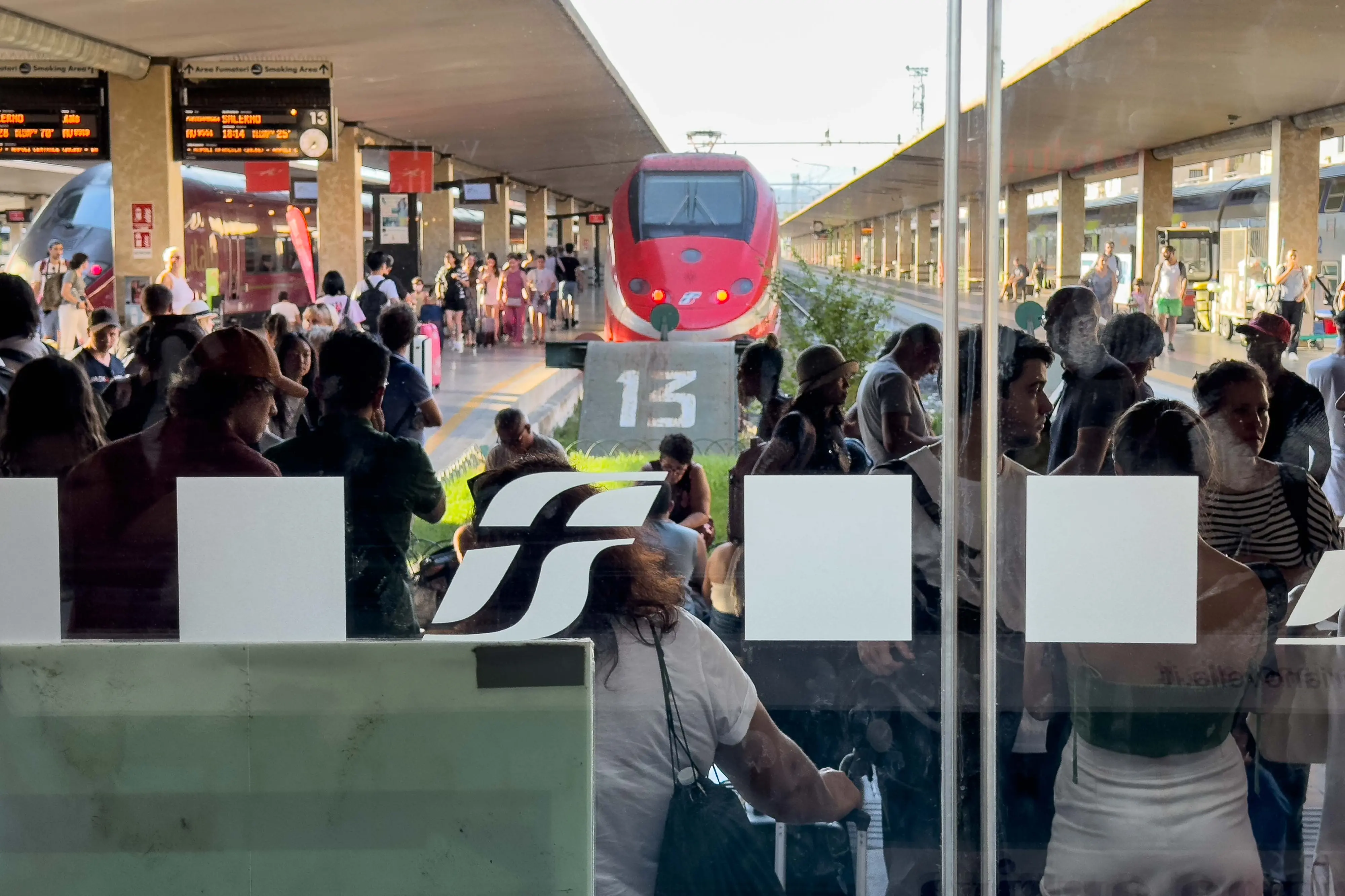 Licenziata per i troppi ritardi, viene reintegrata: “Colpa dei treni non puntuali”