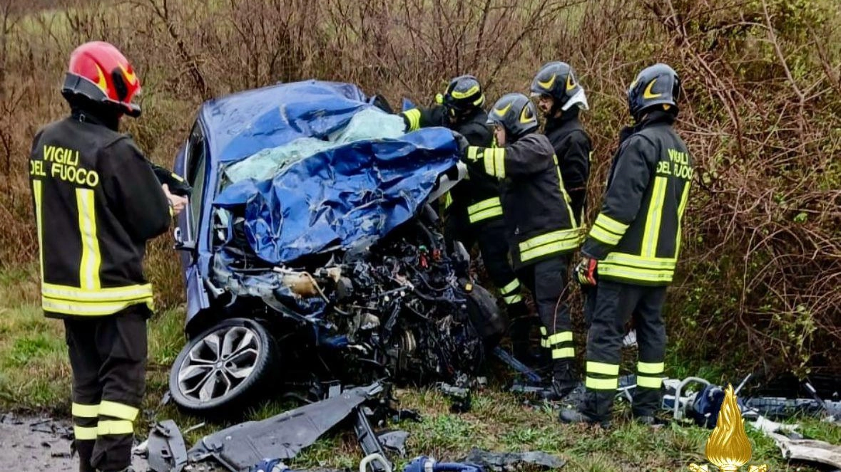 Incidente mortale a Riparbella. Coinvolte due auto e un camion. I vigili del fuoco sul posto