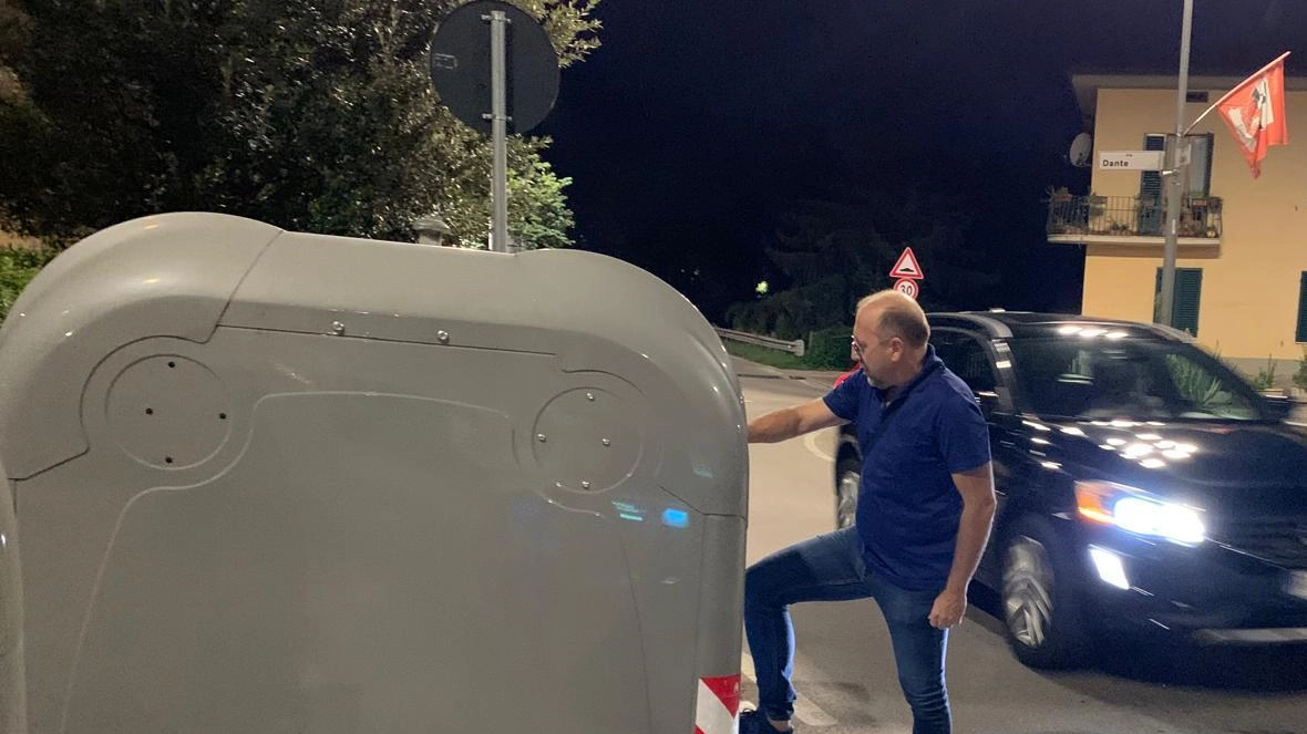 Polemiche a Poggibonsi per il cambio di verso nell'apertura dei cassonetti in via Giosuè Carducci, con rischi per la sicurezza dei residenti.