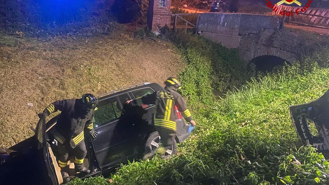 Scontro frontale: auto finisce in un canale, i vigili del fuoco mettono in salvo i due occupanti