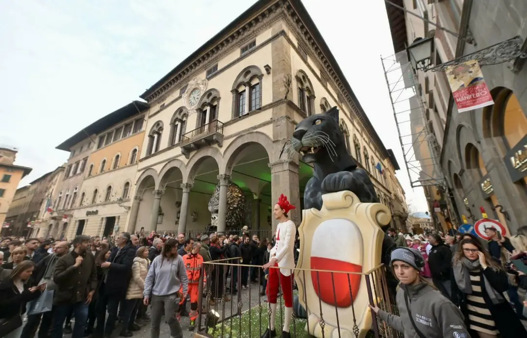 Lucca, oltre 20mila persone per la grande sfilata in maschera