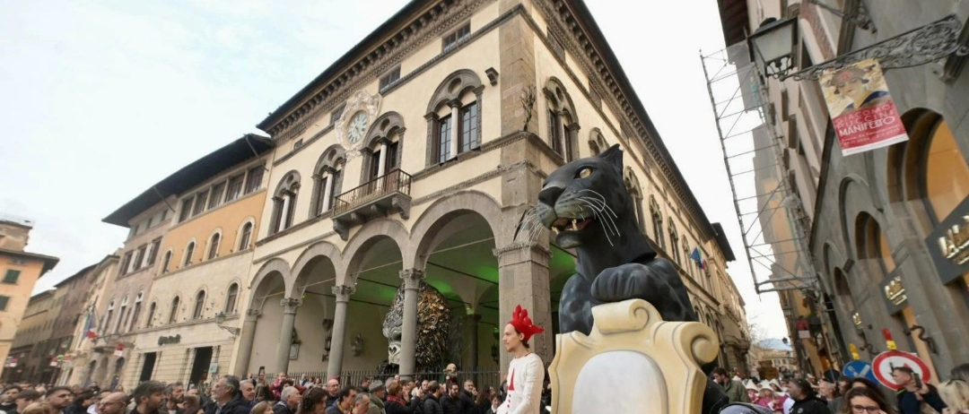 Lucca, oltre 20mila persone per la grande sfilata in maschera