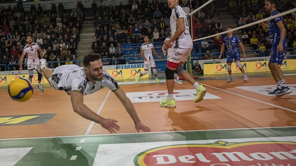 Emma Villas Siena affronta Cantù in una serie cruciale di partite per avvicinarsi ai playoff. Nevot e coach Mattiroli esprimono fiducia e determinazione per la sfida.