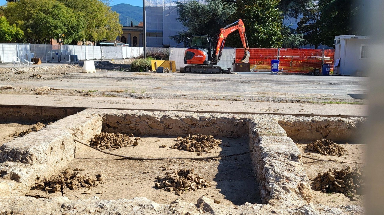 L'inaugurazione del sottopasso della stazione di Lucca potrebbe slittare al prossimo anno, con la Befana che potrebbe portare in dono alla città la nuova infrastruttura. La ditta Saf srl ha ottenuto una proroga fino all'8 gennaio 2025 per completare i lavori, a causa di ritrovamenti archeologici e complicazioni tecniche.