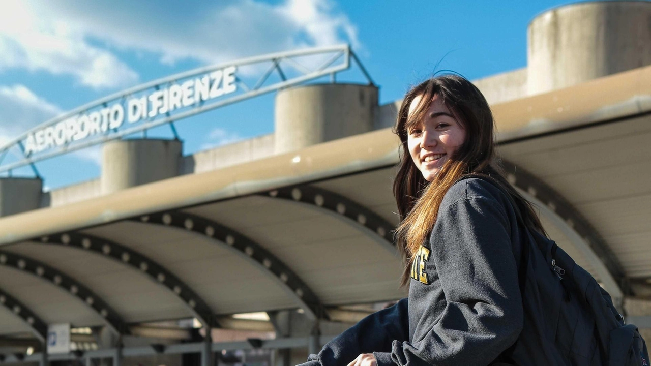 Una passeggera sul piazzale dell’aeroporto Amerigo Vespucci