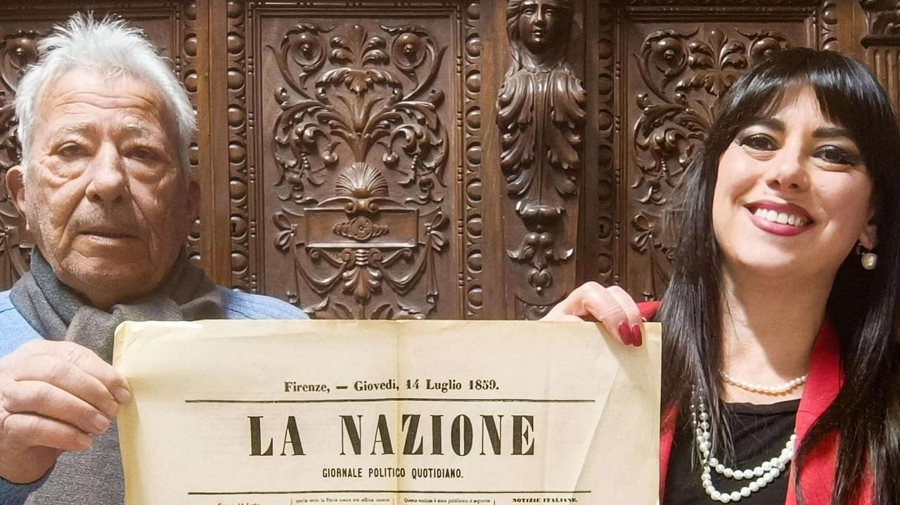 La prima pagina de La Nazione mostrata con orgoglio da Meri Gronchi e Renato Camilli