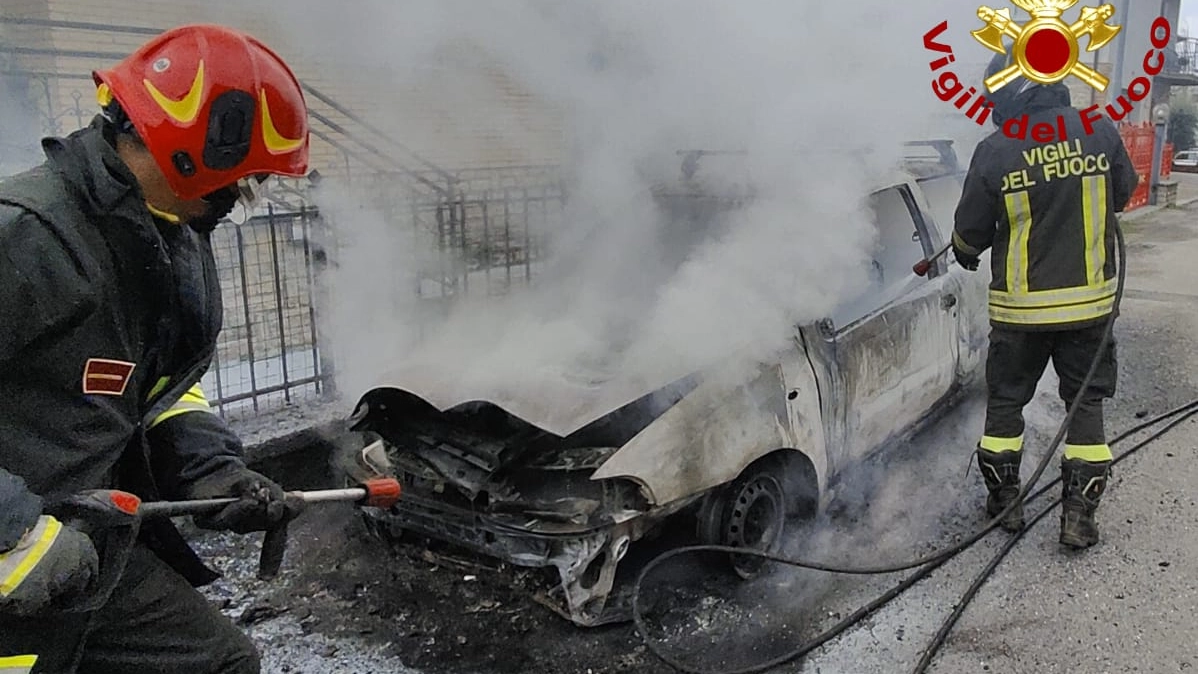 Auto parcheggiata va a fuoco, vettura distrutta