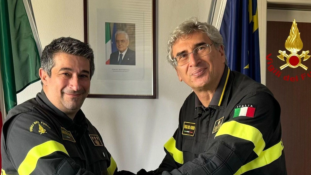 Il nuovo comandante dei vigili del fuoco di Grosseto, l'ingegner Roberto Bonfiglio, subentra a Pietro Vincenzo Raschillà. Bonfiglio vanta una solida esperienza e un'impeccabile carriera nel settore, con numerosi interventi in emergenze nazionali alle spalle. Promette trasparenza e responsabilità nel suo nuovo incarico.