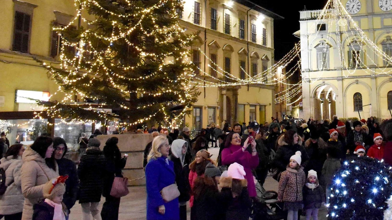 In centro è già tempo di Natale. Con maxi-albero e pista di ghiaccio