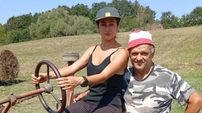 Francesca Bongi insieme al padre Antonio al lavoro nei campi. Qui sopra è alla guida di una macchina ranghinatrice. Andrà al Salone del gusto di Torino