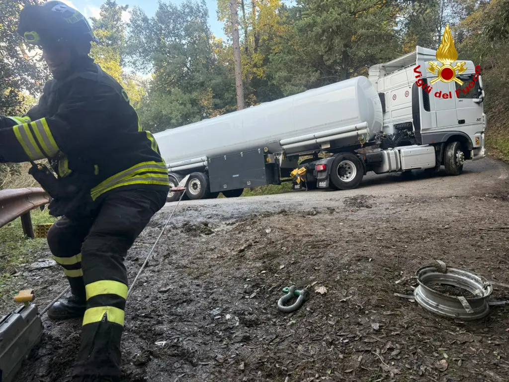 Autocisterna carica di benzina incastrata nel bosco, tre giorni di lavoro per rimuoverla