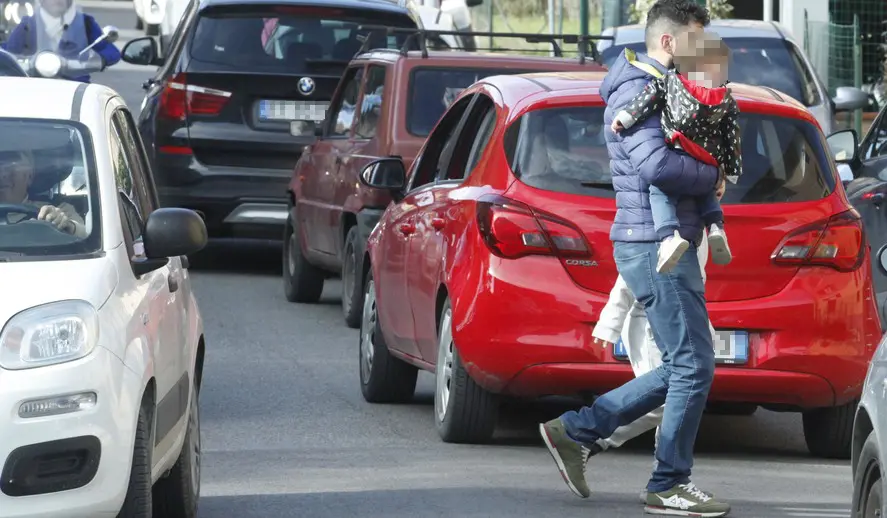 La terra trema ancora. Studenti fatti uscire fuori dalle scuole. Verifiche dei pompieri