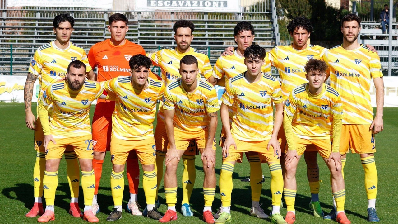 La formazione iniziale del Follonica Gavorrano scesa in campo con la Fezzanese