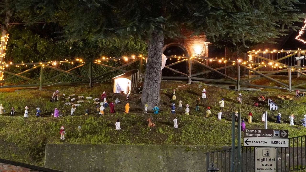 Ecco come si presenta il presepe sulla statale 326 a Gracciano, in alto la capanna di Gesù l’allestimento sul costone