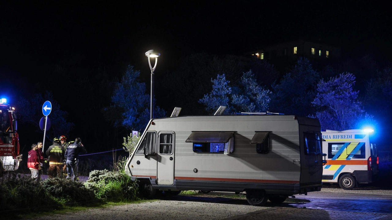 Il camper parcheggiato nel viale Pieraccini a Firenze, proprio di fronte all’ospedale di Careggi