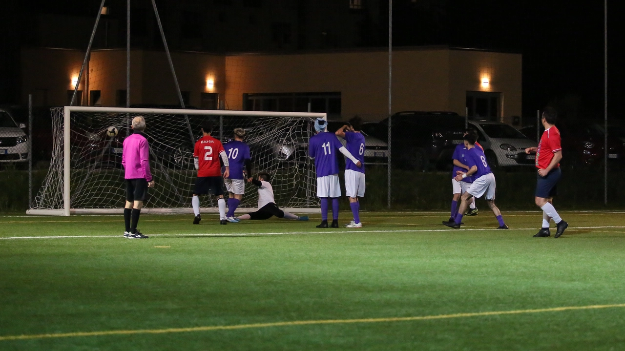 A Ponte della Pietra c’è ancora uno dei pochi campi di calcio a 7 della città (foto di repertorio)