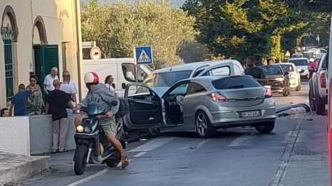 Alcune delle macchine coinvolte nel maxi incidente di ieri lungo la Sarzanese