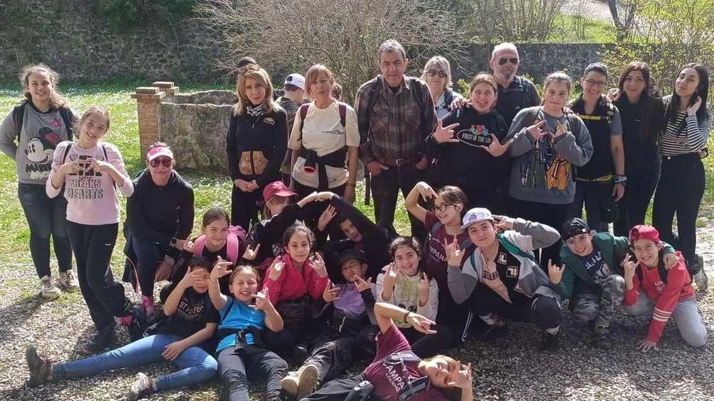 Una foto di gruppo della classe 5A della scuola O. Campana di Stenone insieme alla maestra Cristina Lucetti