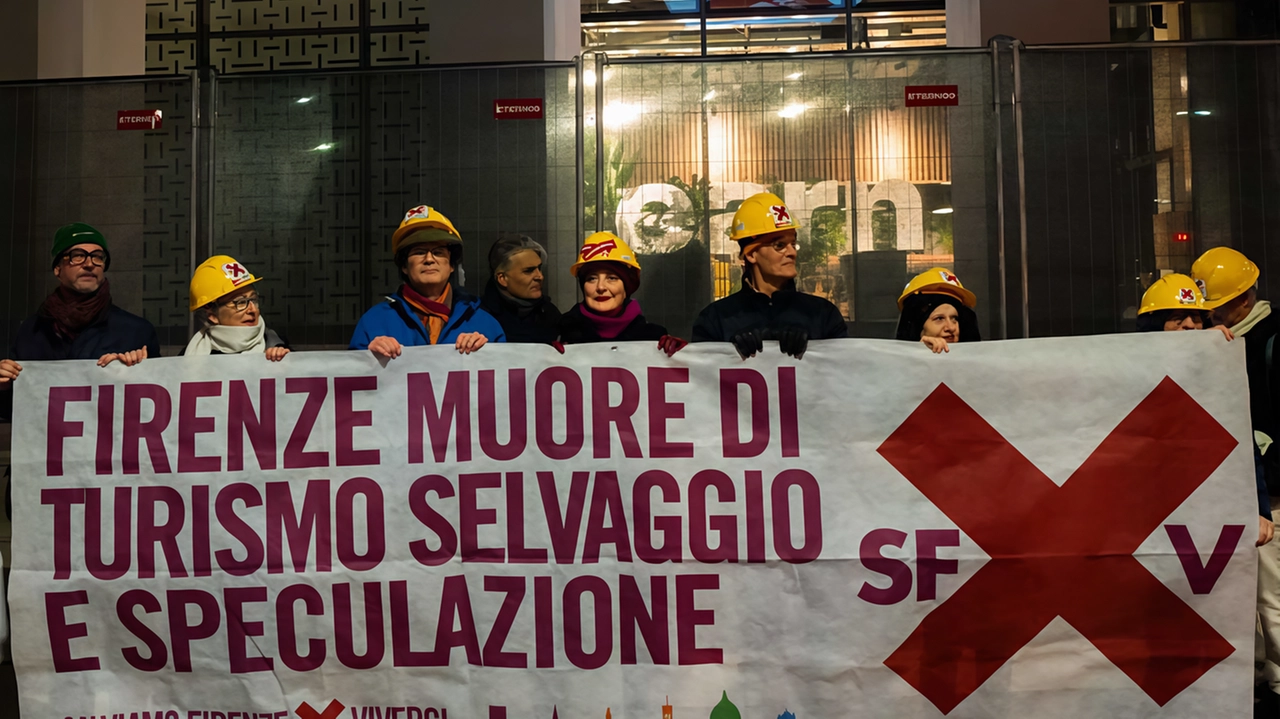 La protesta della scorsa notte degli attivisti di ’Salviamo Firenze’