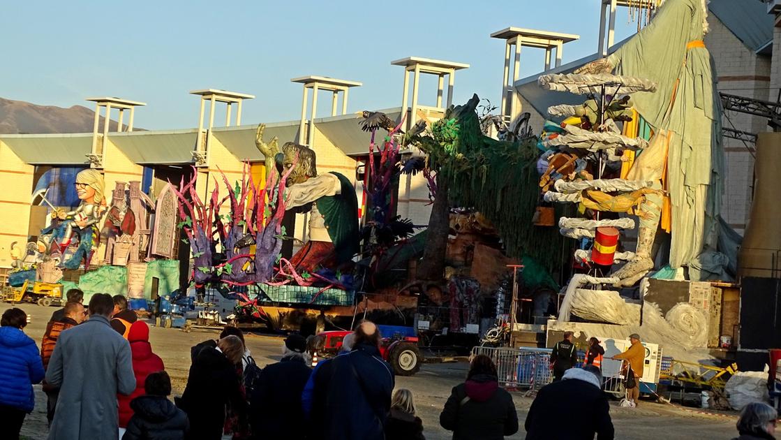 Carnevale di Viareggio, la vigilia dei carristi tra ritocchi e notti in bianco. Ma è il meteo a preoccupare