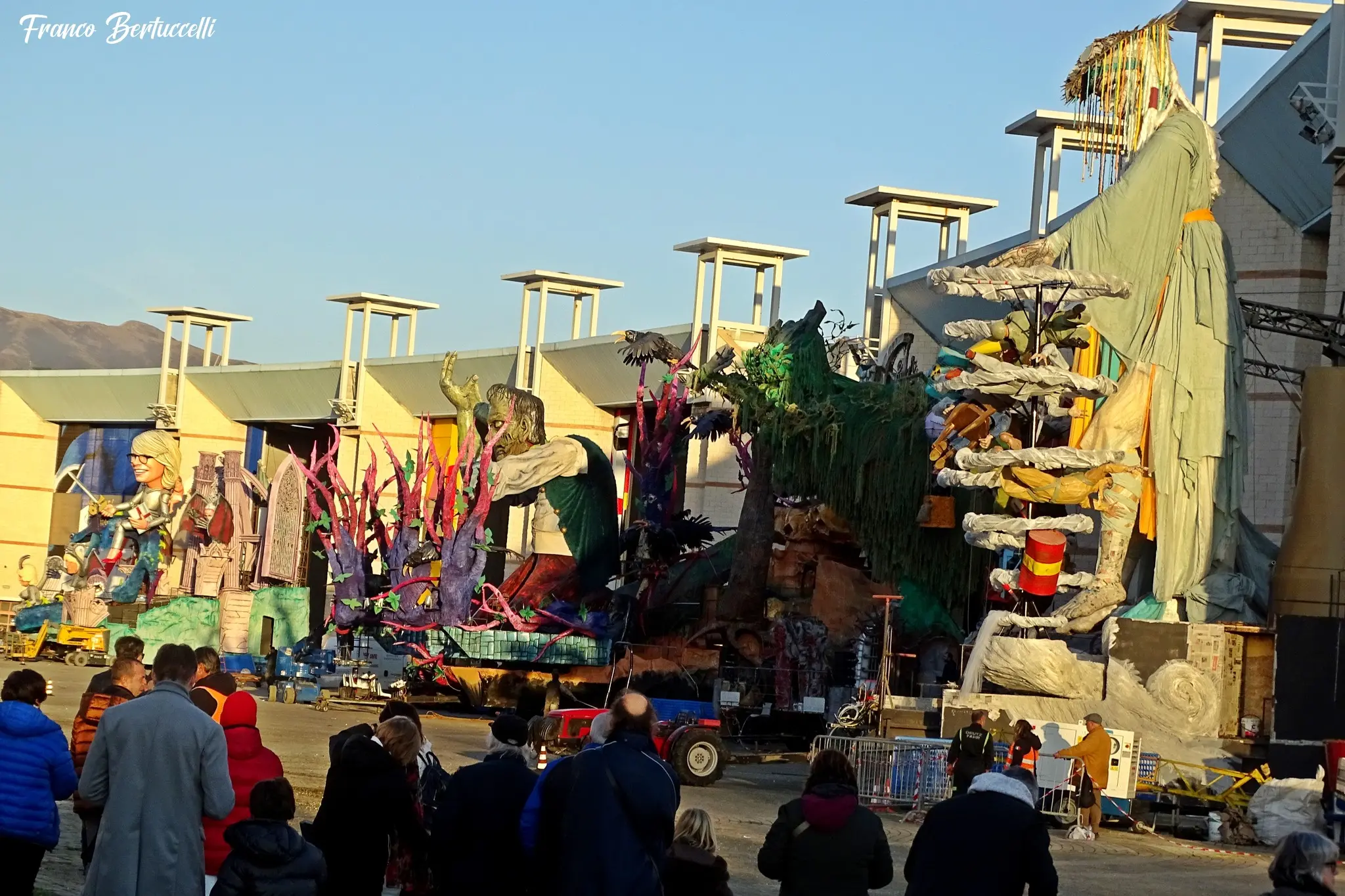 Carnevale di Viareggio, la vigilia dei carristi tra ritocchi e notti in bianco. Ma è il meteo a preoccupare