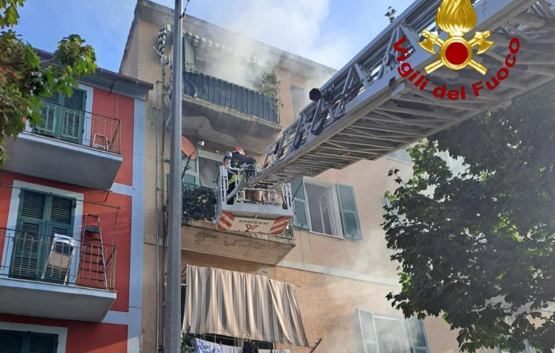 Panico in un palazzo, fiamme nelle scale: residenti salvati dai balconi