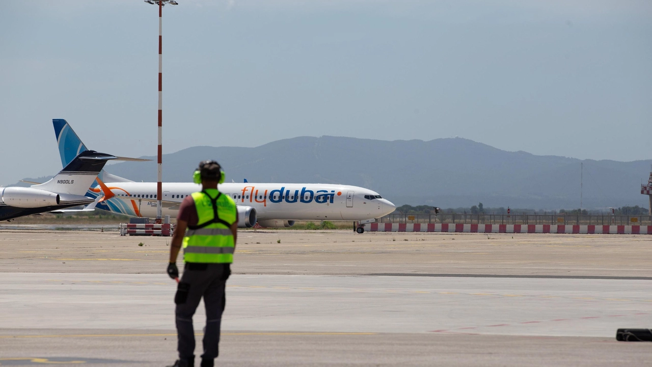 Un aereo. in partenza dal Galilei di Pisa