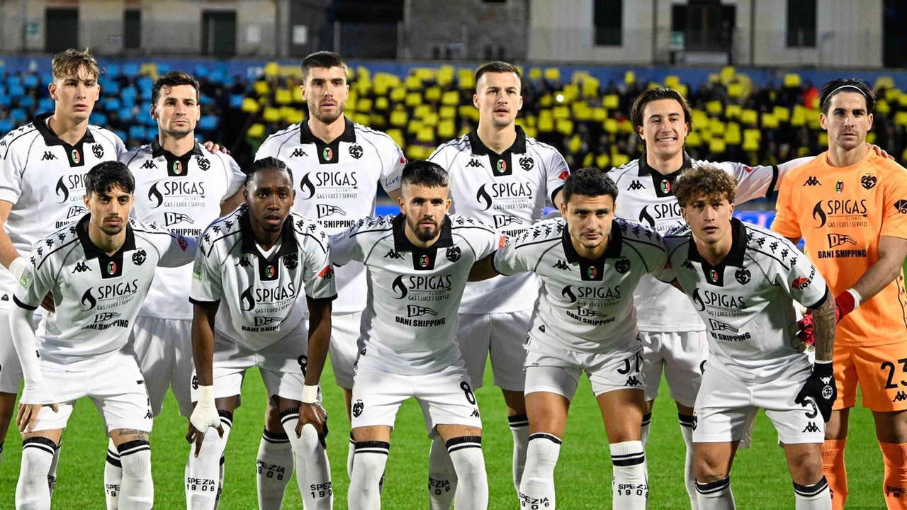 La formazione dello Spezia scesa in campo a Carrara