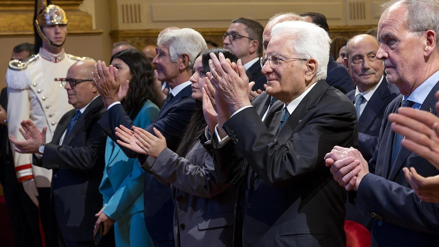 Mattarella, istituzioni rispondono all'intera collettività