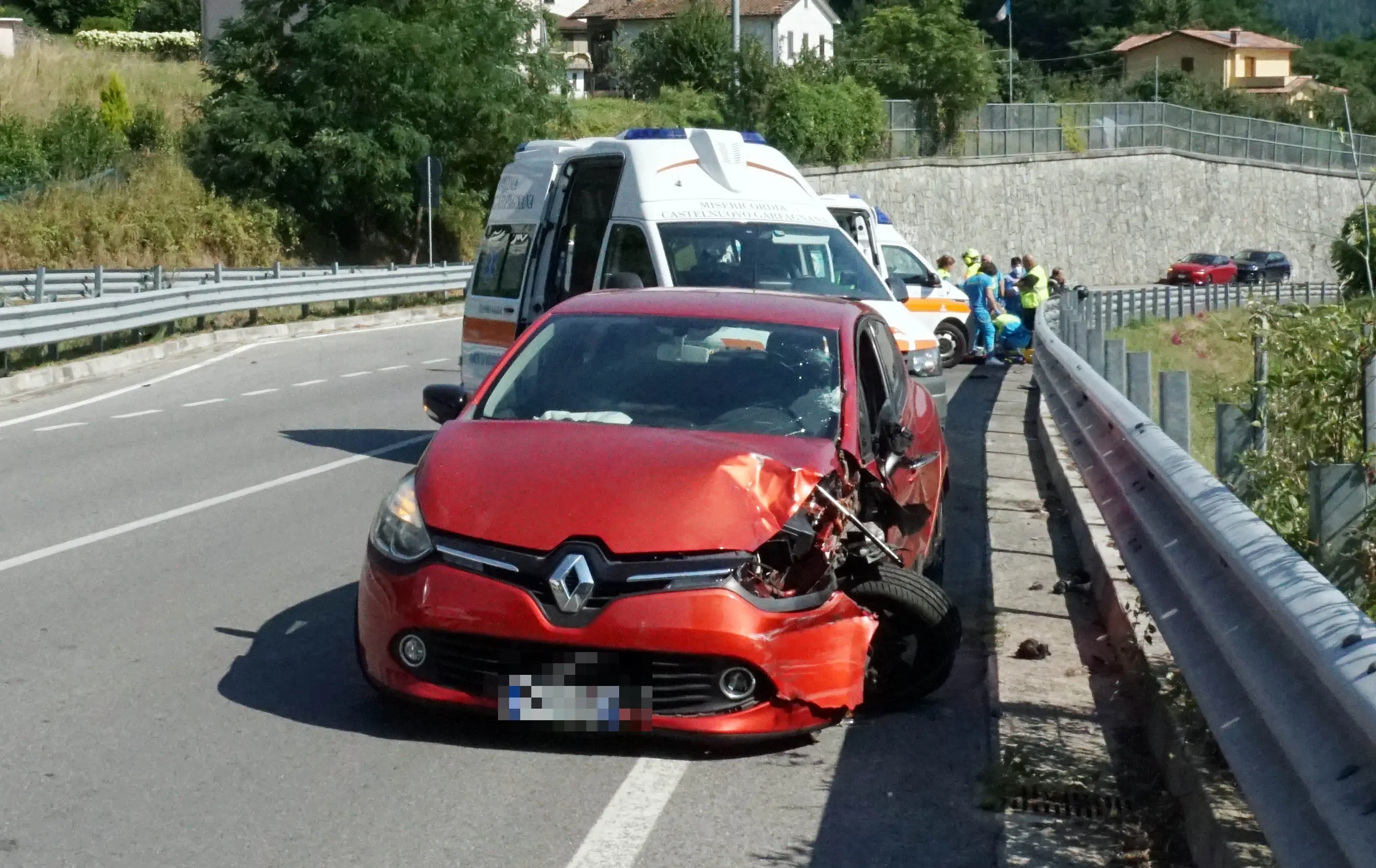 Muore a 58 anni nello scontro fra auto e due moto. Due donne ferite, una è grave