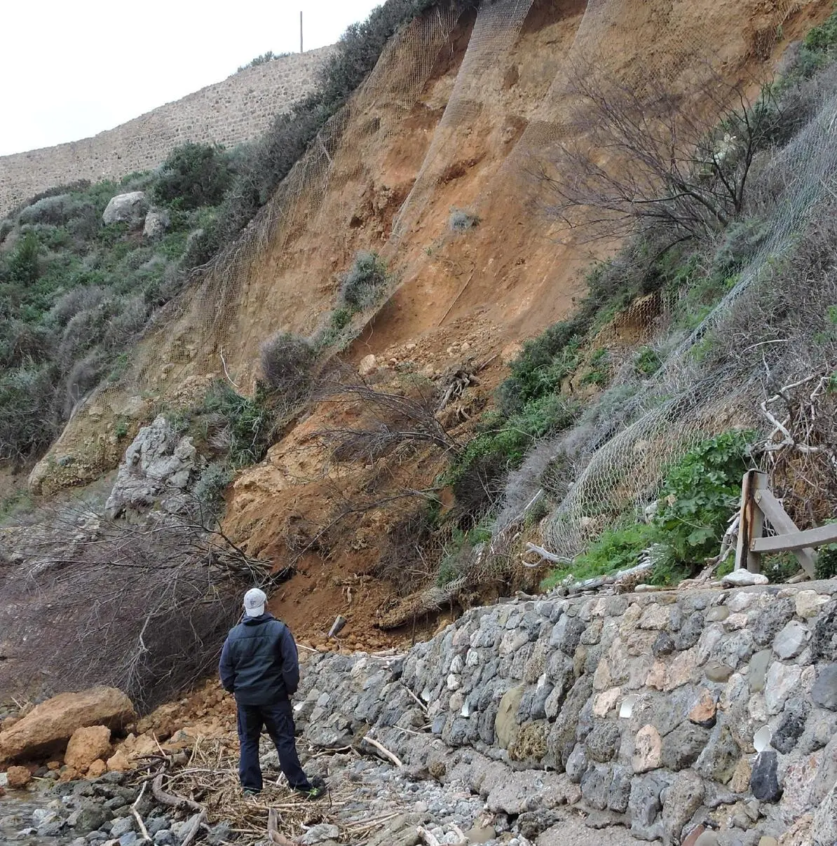 Grossa frana sulla spiaggia libera. Allarme ambientale e turistico